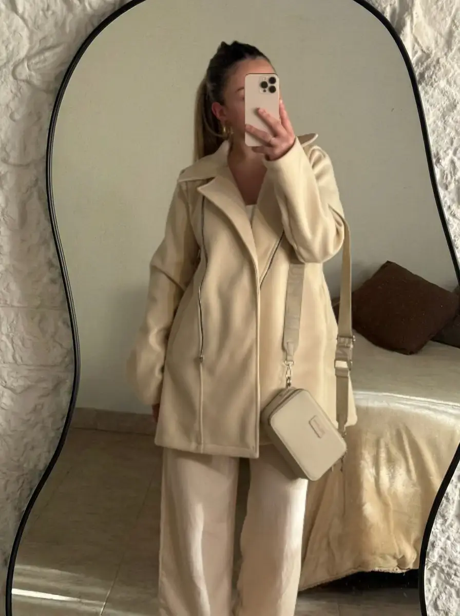 Foto original con un conjunto beige