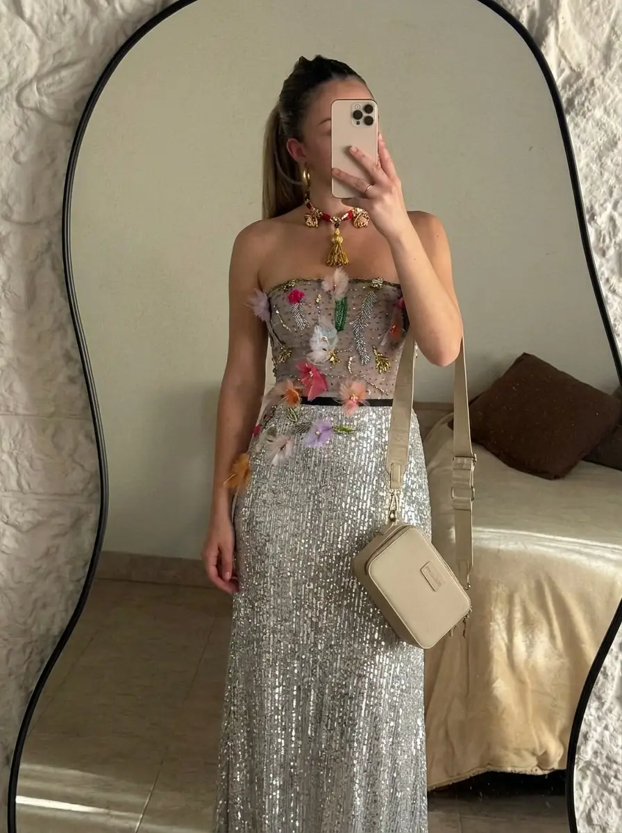 La misma persona visualizando un vestido de fiesta con el probador de IA